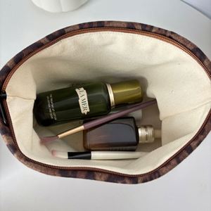 Bolsa de Cosméticos con Estampado de Leopardo en Gamuza, Estilo Moderno, Gran Capacidad, Portátil, Tamaño de Cartera, Felpa, Versátil, Bolsa de Mano - Product Image 4