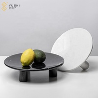 YUSHI Elegante Italiaanse stijl natuurlijke marmeren dienblad met voetstuk Uniek sculpturaal stenen decoratief bord voor luxe huisdecoratie