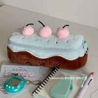 Pochette à crayons en peluche mignonne en forme de gâteau aux cerises, porte-stylo polyvalent, sac de rangement pour maquillage, étui de papeterie pour filles