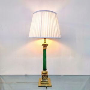 Lampe de table blanche avec abat-jour conique gris et accents dorés, décoration d'intérieur - Product Image 5