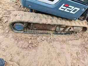 Miniexcavadora CAT E20 Usada en Buenas Condiciones, Excavadora Hidráulica de 2 Toneladas con Accesorio de Barrena y Orugas de Goma - Product Image 6