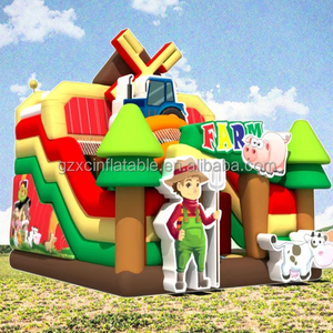 I bambini giocano all'aperto e al chiuso presso la fattoria con castelli di rimbalzo elevati e scivoli gonfiabili - Product Image 5