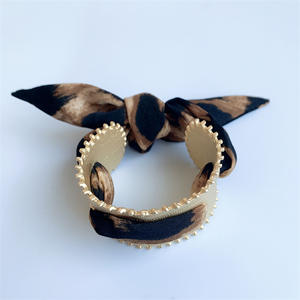 Pulsera de seda vintage personalizada para mujer con anillo abierto de oro mate, estilo exótico, diseño floral y joyería en capas - Product Image 6