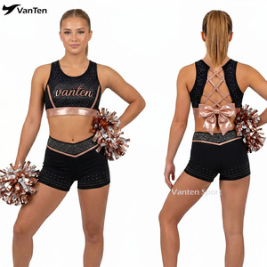 Ensemble uniforme de cheerleading personnalisé avec logo en strass : crop top, soutien-gorge de sport et short, hauts d'athlète personnalisés - Product Image 3