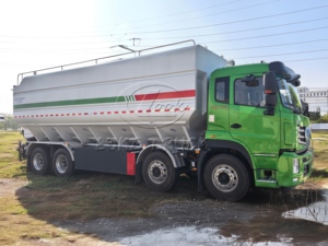 Camion de distribution d'aliments pour animaux d'élevage 45T, camion diesel pour distribution de céréales en vrac, camion howo à vendre - Product Image 4