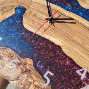 Horloge murale artisanale en résine, élégante, durable, fonctionnelle, stylée et de haute qualité, parfaite pour le salon, la chambre, le bureau, la maison - Product Image 3