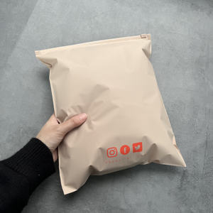 Sacs à fermeture éclair personnalisés couleur chair avec logo réseaux sociaux - Emballage réutilisable pour vêtements destiné au e-commerce - Product Image 5