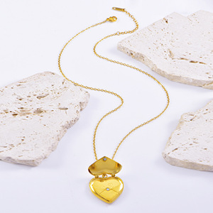 Collar con colgante <span class=keywords><strong>de</strong></span> sobre <span class=keywords><strong>de</strong></span> acero inoxidable en varios idiomas con mensaje <span class=keywords><strong>de</strong></span> medallón magnético <span class=keywords><strong>de</strong></span> corazón chapado en oro personalizado - Product Image 2