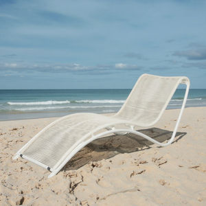 Chaise longue d'extérieur moderne à cadre en aluminium durable Chaise longue en métal et rotin pour patio, plage, piscine, parc, cour, hôtel - Product Image 3