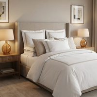 Ensemble de literie blanc élégant avec bordure brodée marron, housse de couette en coton doux pour chambre à coucher moderne et luxueuse