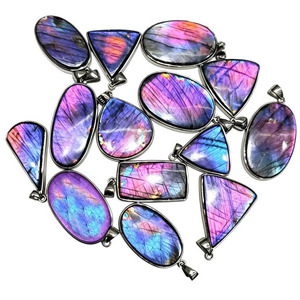 Pendentif en <span class=keywords><strong>labradorite</strong></span> violette de haute qualité avec des changements de couleur intenses, pierre précieuse naturelle, bijoux sculptés écologiques de haute qualité - Product Image 3