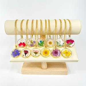 Coreano all'ingrosso oro placcato in acciaio inox <span class=keywords><strong>ciondolo</strong></span> in resina 12 falena nascita secchi fiore sole collana <span class=keywords><strong>margherita</strong></span> - Product Image 1