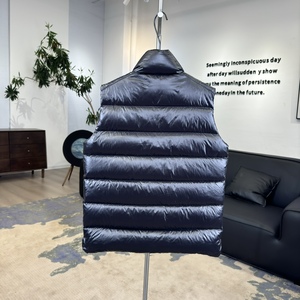 เสื้อกั๊กขนห่านแบบมันเงา แบรนด์ Moncler สำหรับผู้ชาย คอตั้ง ติดกระดุมแป๊ก เหมาะสำหรับฤดูหนาว - Product Image 4