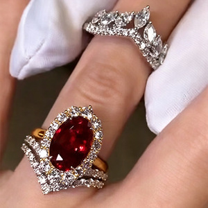 Anello con Corona da Principessa Scura e Cristallo Rosso per Donne, Accessorio Moda Bicolore Impilabile - Product Image 1