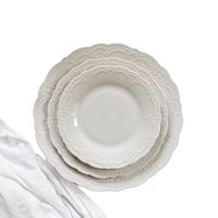Ensemble tasse et assiette en céramique vintage de style baroque européen et élégant, assiettes à dîner blanches en dentelle gaufrée, ensemble d'assiettes de mariage