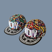 Gorra Snapback con Estampado Completo y Logotipo Bordado en 3D, 100% Poliéster, Estampado Geométrico con Letras, Unisex, Ajustable, Visera Plana, Estilo Hip Hop