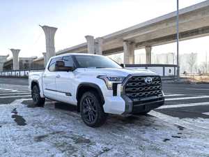 Toyota Tundra 3.5T Automatique d'<span class=keywords><strong>occasion</strong></span> 2022, Spécifications US, Double Turbo, Cabine Double, Conduite à Gauche, Haute Capacité de Remorquage, Direct Usine (pour Toyota Hilux) - Product Image 3