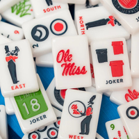 Ole Miss - Tuiles de mahjong blanches en acrylique de l'Université du Mississippi avec motifs peints de manière complexe, 160 tuiles de mahjong américaines
