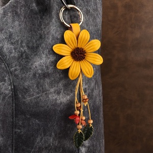 Porte-clés en cuir PU tressé style bohème avec pampille pour sacs et voitures – Breloque 3D écologique en forme de fruit/panda - Product Image 3