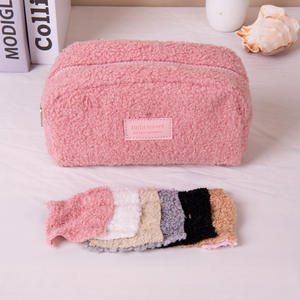 Sac de toilette en peluche, style nordique, 25 ans, nouveau, portable, pour produits de soin de la peau, rangement de produits de toilette, hiver, étudiant, commerce extérieur - Product Image 3