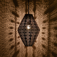 Lanterne suspendue rectangulaire vintage en fer forgé ajouré, style arabe, turc et marocain, moderne, à intensité variable, pour intérieur