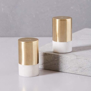 Juego de 2 saleros y pimenteros de mármol y latón, utensilios duraderos para especias y hierbas, solo lavar a mano, colección Iqbal, modelo DWSALTPEPPER02 - Product Image 3