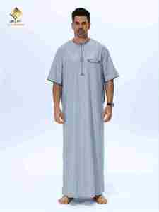 Túnica Al Haramain para hombre, color gris claro, de algodón, manga corta, largo hasta el suelo, transpirable, traje árabe tradicional. - Product Image 1
