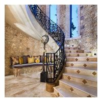 Escalier en colimaçon incurvé avec marches antidérapantes et garde-corps de sécurité idéal pour un usage résidentiel et commercial