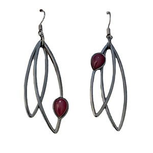 Orecchini Pendenti a Forma di Foglia Dinamica con Accento Rosso, Design Convertibile, Accessori di Moda per Donne - Product Image 5