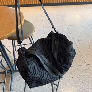 Sac de yoga personnalisé pour femmes, sac de sport pour femmes avec logo personnalisé, sac de voyage vintage unisexe, sac à bandoulière en cuir véritable avec fermeture éclair - Product Image 4