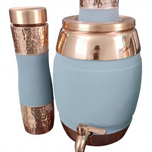 Pichet à eau ayurvédique artisanal de 5 litres en cuivre pur Matka avec couvercle et paille, double paroi sublimée, pour usage domestique et hôtelier, fabriqué en Inde - Product Image 1