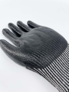 Guantes de Trabajo Resistentes a Cortes ANSI A5 Nivel 5, Color Gris, Ajuste Elástico Cómodo, Protección Anticorte, Recubrimiento de PU Negro - Product Image 6