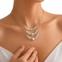 Collier de luxe élégant à plusieurs couches en chaîne dorée, fait main avec perles de rocaille colorées et pendentif en perle d'eau douce, bijoux bohèmes chic