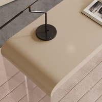 Coiffeuse de crème française avec un style rétro et un design minimaliste Également un bureau simple. Bureau moderne suspendu pour la maison