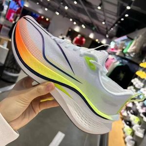 Chaussures de course professionnelles pour étudiants et jeunes, avec plaque en carbone, fermeture à lacets, couleur unie, tendance mode, doublure en maille, idéales pour l'été - Product Image 3
