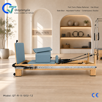Reformer de Pilates en bois de chêne bleu ardoise avec barre de repose-pieds réglable sur toute la longueur pour l'entraînement en studio contemporain