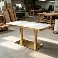 Mobilier de restaurant et de bar de luxe, banquettes en cuir beige modernes, tables à plateau en marbre et base dorée, chaises en cuir bleu - Écologique