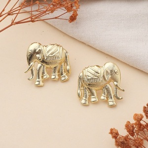 Boucles d'oreilles élégantes en forme d'éléphant faites à la main pour femmes, bijoux animaux symboliques uniques, design minimaliste, parfaites pour les fêtes - Product Image 2