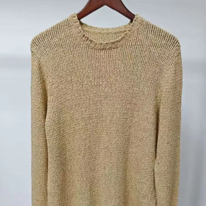 Suéter minimalista hecho a mano de cuello redondo beige en tejido de textura suave logotipo frontal de estilo informal para una comodidad diaria sin esfuerzo - Product Image 1