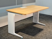 Châssis de table de formation éducative polyvalente équipé d'un canal de câblage et d'un panneau de confidentialité pour les bureaux des salles informatiques des étudiants
