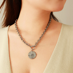 สร้อยคอสแตนเลสสตีลแบบคิวบัน จี้ทรงกลม ตัวล็อคแบบ OT สีเงิน ประดับเพชรขาวทรงเรขาคณิต ดีไซน์จักรวาล - Product Image 1