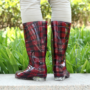 รองเท้าบูทกันฝนลายพรางสำหรับผู้หญิง Jun Jing แบบหุ้มข้อกลาง สีแดงลายตาราง กันลื่น สไตล์ทำงาน - Product Image 3