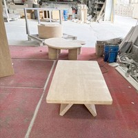 Table basse moderne en travertin naturel, table centrale en pierre beige naturelle avec base géométrique pour la décoration du salon