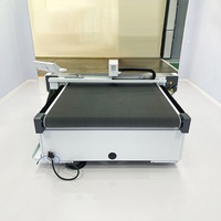 De populaire multifunctionele CNC vibratie-mes snijmachine XK1615A wordt gebruikt voor het snijden van stoffen.
