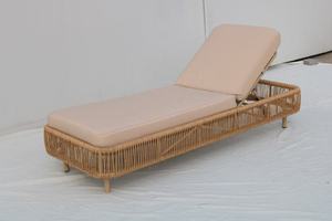 Tumbona Moderna de Ratán con Cojín de Espuma Viscoelástica, Respaldo Ajustable, Muebles de Patio para Exteriores, Diseño Contemporáneo, Patas Cónicas - Product Image 1