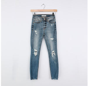 بنطلون جينز ضيق مقصوص مرتفع الخصر للسيدات مزود بغسيل خفيف مُصمم حسب الطلب للبيع بالجملة - Product Image 4