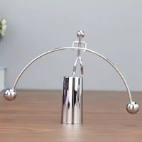 Décoration de maison et de bureau moderne à levier créatif Ornements d'homme de fer équilibrés Pendule Newton Cradle Balance Art Durable Metal Design