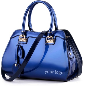 Nouveau sac fourre-tout tendance à grande capacité avec deux poignées, fermeture ouverte, en cuir brillant imperméable, broderie logo personnalisé pour femmes - Product Image 2