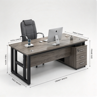 Bureau de direction moderne avec plateau en bois grainé, structure métallique et étagère latérale pour espace de travail commercial