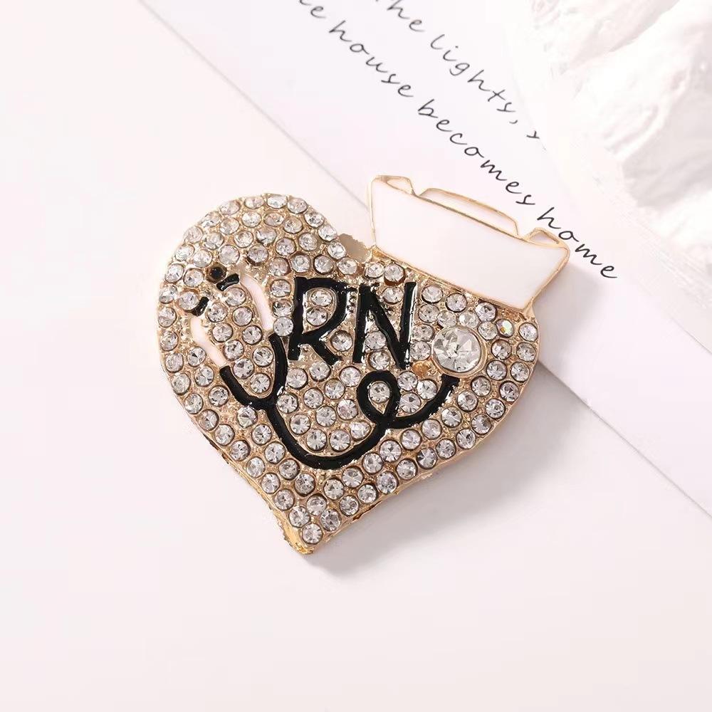 Couronne ornée d'un petit diamant blanc sur fond doré.